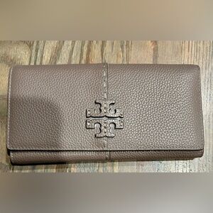 Tory Burch Envelope Wallet in Silver Maple